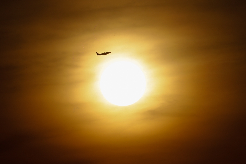 2022年8月10日，重庆市渝北区，早班的客机迎着朝阳起飞。