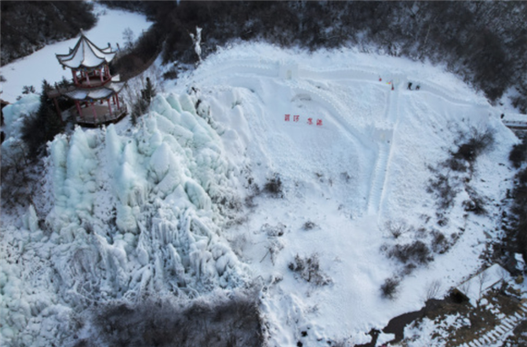 这是12月26日在甘肃省渭源县天井峡（渭河东源）景区拍摄的冰瀑和雪雕景观（无人机照片）。新华社记者 马希平 摄