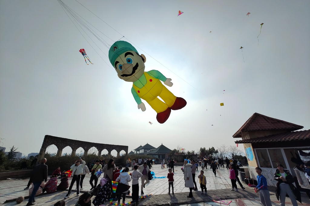 2022年2月13日，重庆市沙坪坝区平顶山公园，风筝在天空飞舞。
