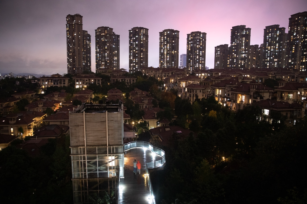 2022年11月29日，重庆市两江新区，夜幕降临万家灯火，市民匆匆走在回家路上。