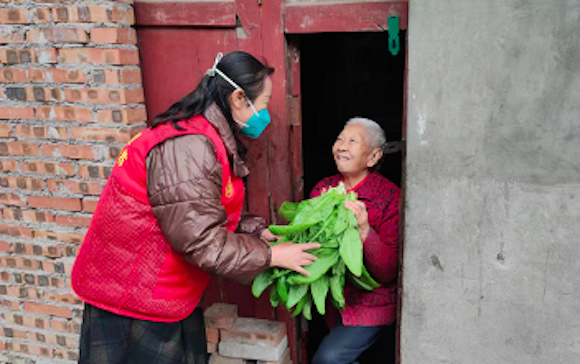 双龙社区每月为留守老人送去蔬菜、米油等物资。江津区圣泉街道供图 华龙网发