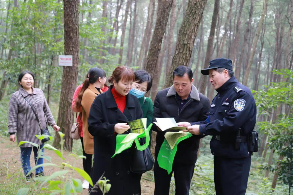 民警进行护林宣传。警方供图