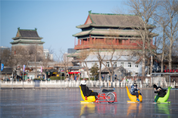 12月27日，市民在北京什刹海冰场休闲。新华社记者 陈钟昊 摄