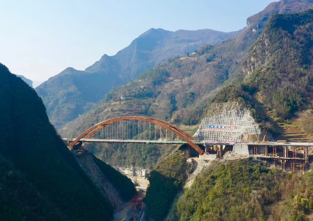 04 建设中，蓼子特大桥完成国内首次单拱肋复合转体。重庆高速集团供图