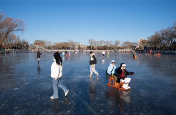 12月27日，市民在北京什刹海冰场休闲。新华社记者 陈钟昊 摄
