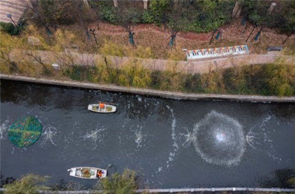 12月28日，龙泉街道的保洁人员在市陌河上清理漂浮物（无人机照片）。新华社记者 徐昱 摄