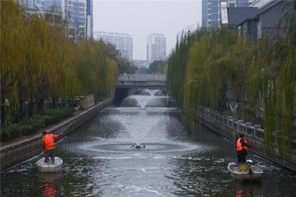12月28日，龙泉街道的保洁人员在市陌河上清理漂浮物。新华社记者 徐昱 摄