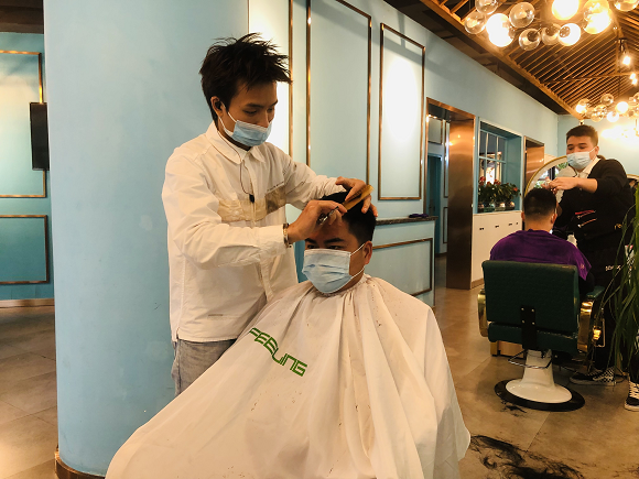美发店工作人员正为顾客提供美发服务。通讯员 杨帆 摄