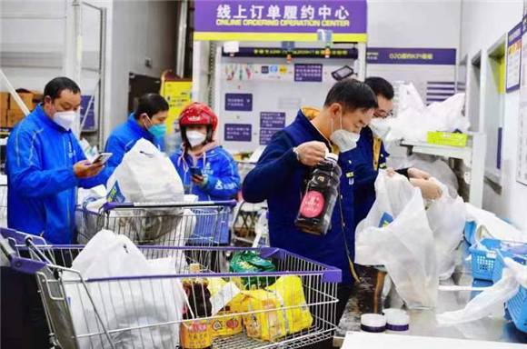 市民在超市采购