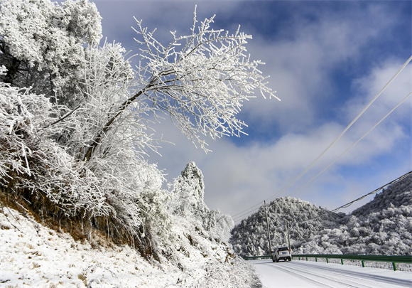 雪景，是冬天写下的最美诗篇，即使是荒山枯木都在这冬日的暖阳里诗意盎然。王强 摄