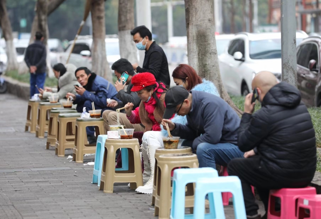 南岸区长江村，市民在街边吃起了小面。华龙网-新重庆客户端记者 张质 摄