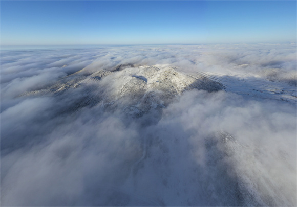 有云、有雾、有风、有雪，杂糅在一起，好一片南国雪原的景致。王强 摄