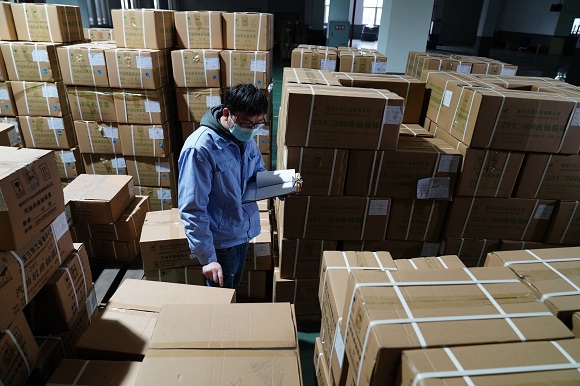 12月2日，重庆三华工业有限公司生产车间，技术人员在清点产品准备发货。通讯员 秦廷富 摄