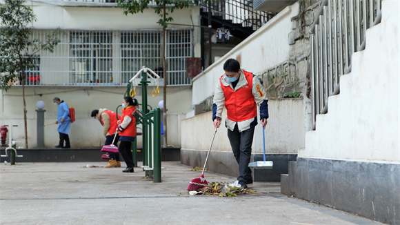社区志愿者正在清扫垃圾。通讯员 乔洛阳 摄