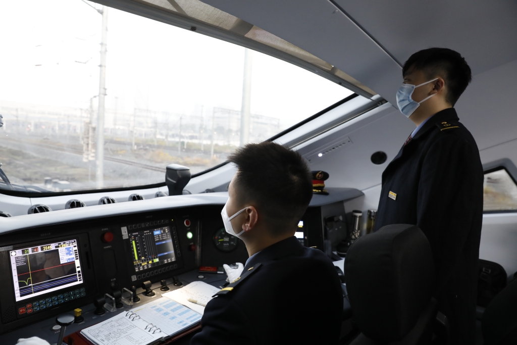 重庆东环铁路首发列车的驾驶室。