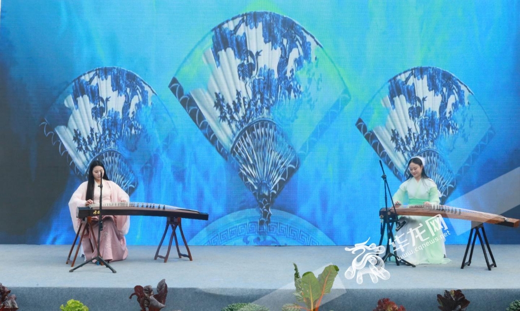 开园仪式现场，独具特色的古筝表演。华龙网-新重庆客户端记者 李黎 摄