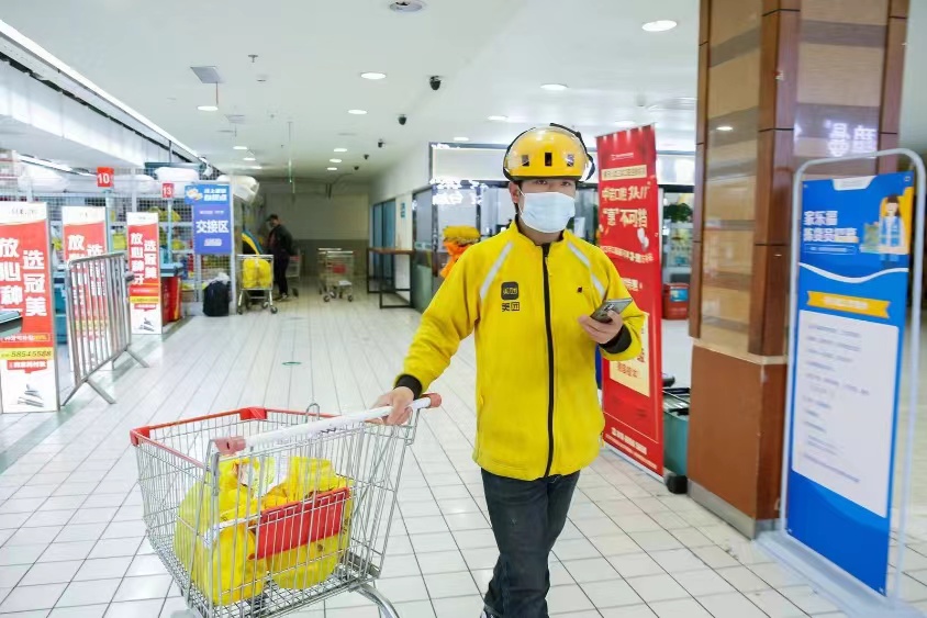 重庆消费需求愈发旺盛,实体店铺线上线下销量同步增长。受访者供图