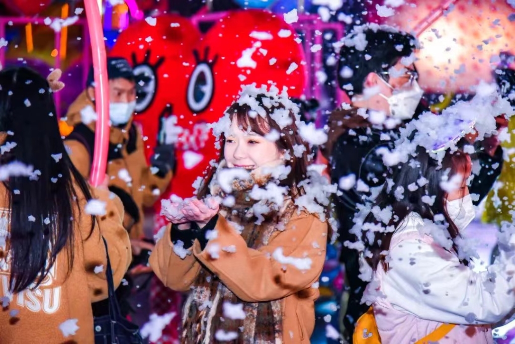 两江新区欢乐谷,市民朋友可以沉浸式赏雪、玩雪。两江新区供图