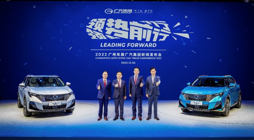 曾庆洪(左二)、冯兴亚(右二)、张跃赛(左一)、古惠南(右一)与新车合影。 广汽集团供图 华龙网发 曾庆洪(左二)、冯兴亚(右二)、张跃赛(左一)、古惠南(右一)与新车合影。 广汽集团供图 华龙网发