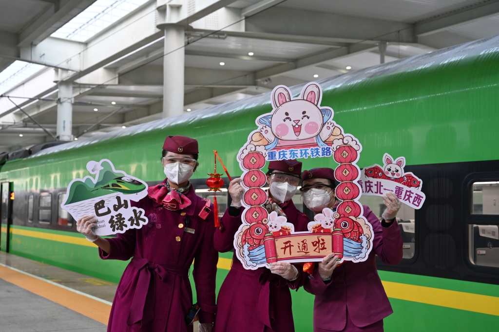 重庆东环铁路首发列车的乘务人员合影留念。