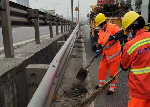 工作人员清扫立交匝道垃圾。重庆市市政设施运行保障中心供图 华龙网发