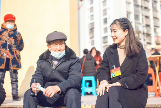 重庆市第五届人大代表谭理和社区老人交流，了解养老服务业现状。开州人大供图