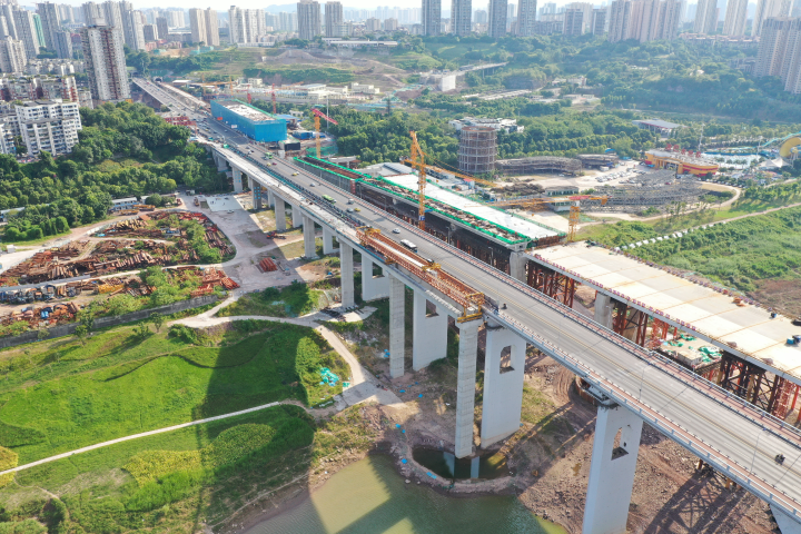 李家沱长江大桥复线桥南引道施工现场。受访单位供图