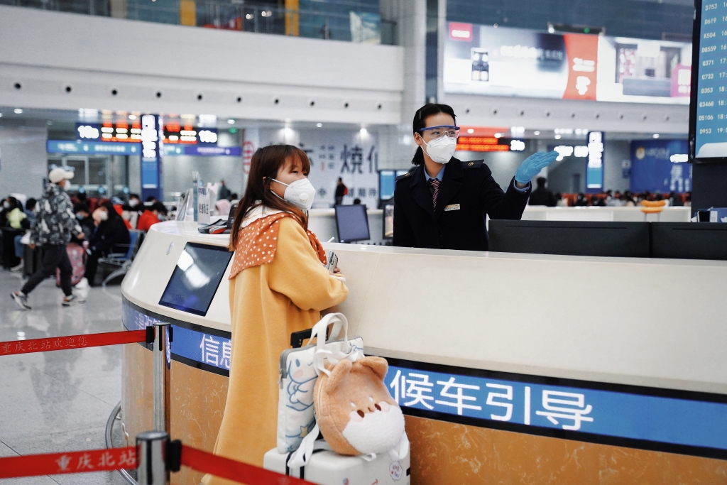旅客有任何困难，可向重庆火车站工作人员寻求帮助。通讯员 汪亮 摄