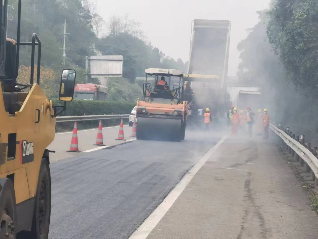 渝黔高速展开路面维护修整施工。重庆交通执法部门供图