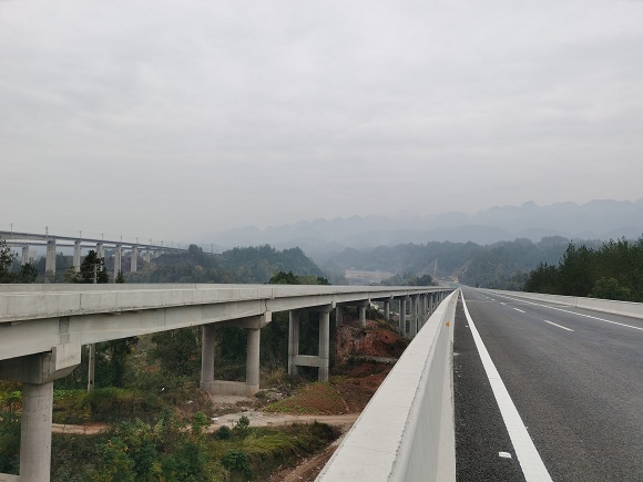 黔江过境高速公路建设已进入扫尾冲刺阶段。黔江区委宣传部供图 华龙网发