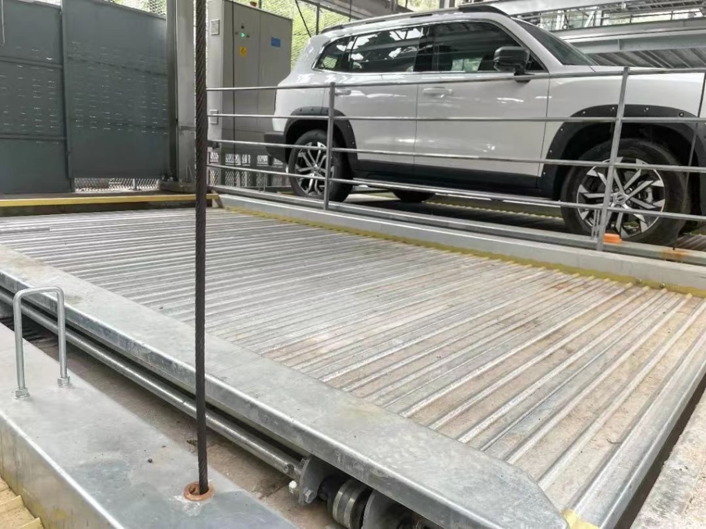 停车楼采取升降横移的停车方式。九龙坡区市政处供图