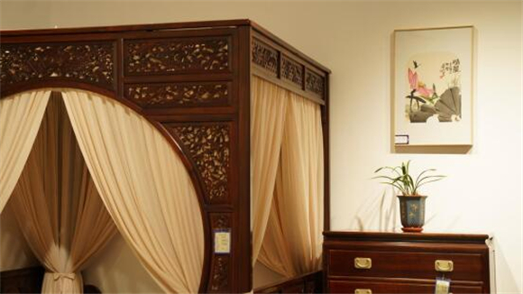 重庆西部红木文化城带你品鉴精美红木家具。重庆泽世轩艺术中心供图 华龙网发