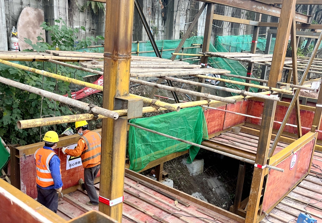 “两江四岸”治理提升长江北岸线贯通工程施工现场。重庆建工集团供图