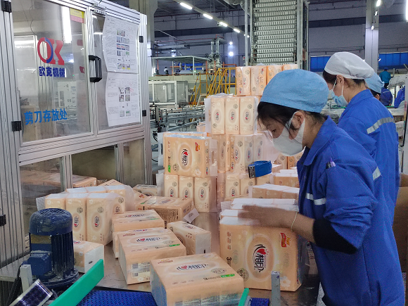 恒安（重庆）生活用纸有限公司生产线上，工人们正在忙碌。重庆数智产业园供图 华龙网发