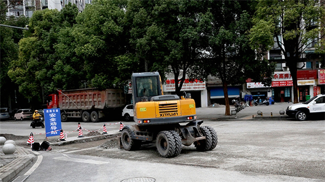 工人正在对路面进行整修。长寿新闻网记者 李秋晨 摄