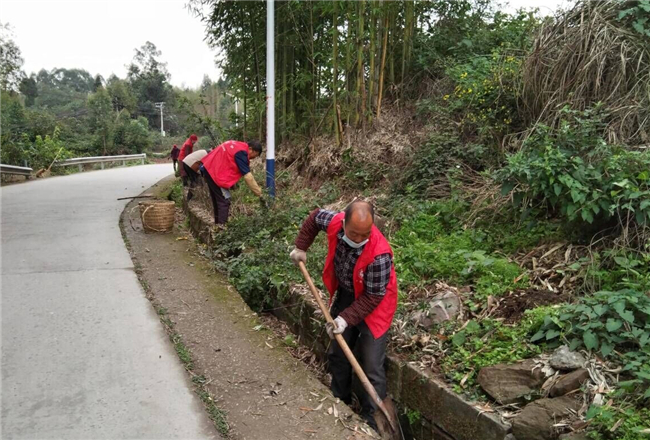 福果镇组织开展村庄清洁行动，不断提升村域内人居环境。铜梁区融媒体中心供图