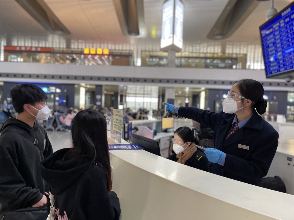 04 学生到服务台咨询。通讯员 徐晨茜 摄