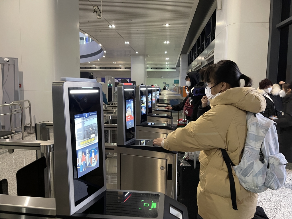 02 重庆西站,旅客进站。通讯员 徐晨茜 摄