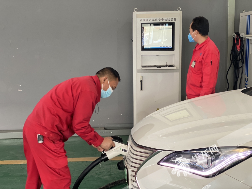 新能源汽车电安全检测中。华龙网-新重庆客户端记者 刘钊 摄