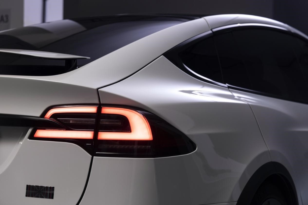 Model X Plaid会说话的尾灯 张世钊摄 华龙网发