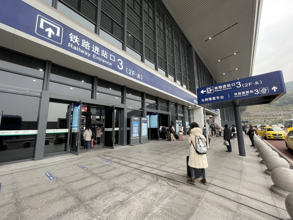 01 12月8日清晨,重庆西站迎来旅客。通讯员 徐晨茜 摄