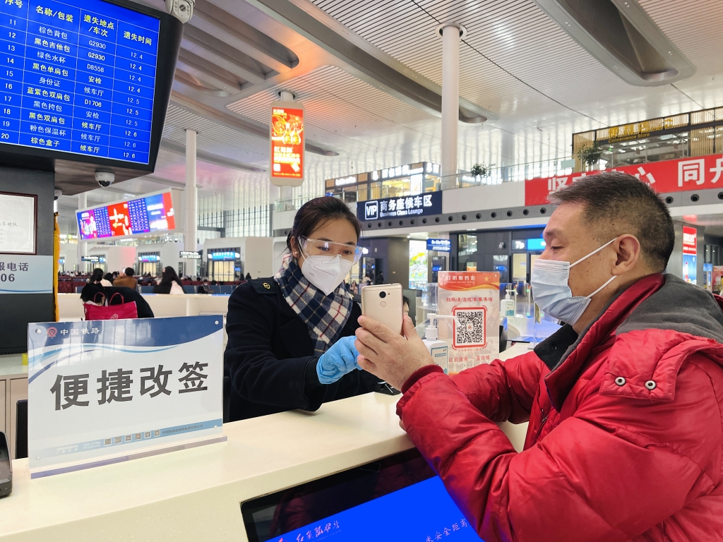 03 旅客有困难可以到服务台咨询。通讯员 徐晨茜 摄