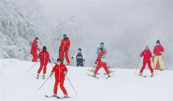 在金佛山北坡滑雪场，教练正在刚刚铺设好的初级赛道试滑。记者 甘昊旻 摄