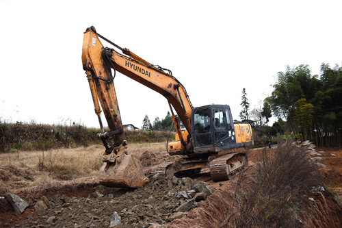 挖掘机在铺设基地公路。特约通讯员 隆太良 摄