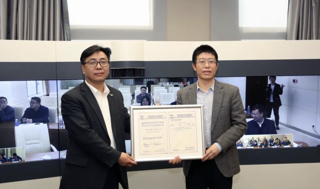 2018年4月11日，中国商飞向西南铝颁发了7050厚板工程批准证书。企业供图