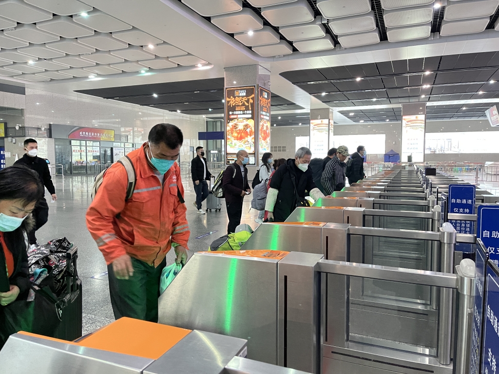 重庆西站的旅客正在进站。通讯员 徐晨茜 摄