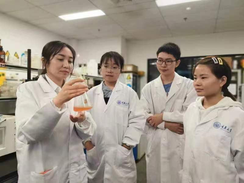 王丹为学生讲解实验操作。受访单位供图