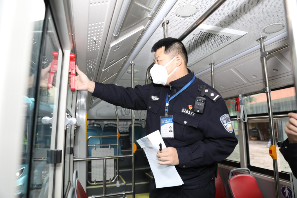 2民警在公交车内部查验。重庆两江新区警方供图