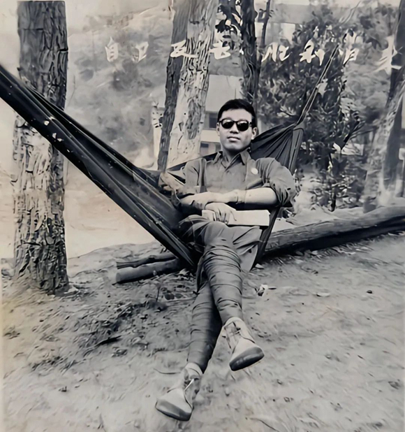 1979年，倪選林從對越自衛反擊戰場返回軍營駐地銅梁