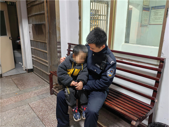 民警安抚小朋友。云阳县公安局供图 华龙网发